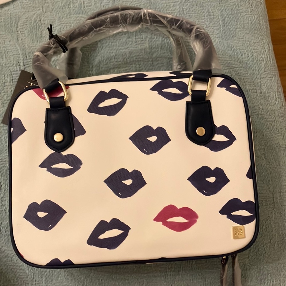 Hudson and Bleecker toiletry bag with removable inserts.